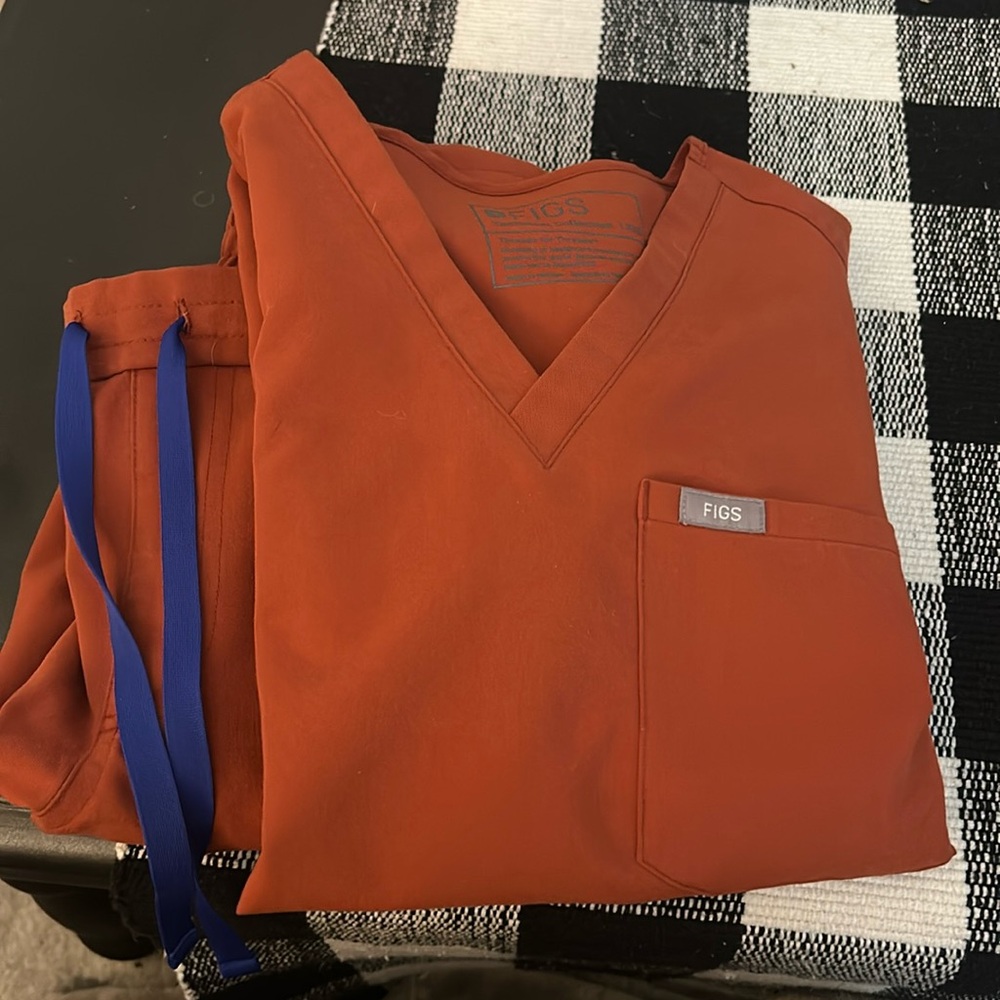 Rust orange figs scrubs. Straight leg bottoms. Top and bottoms both xxs.
